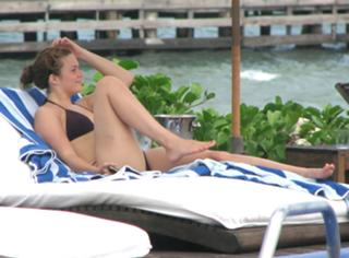 Mandy Moore feet photo thumbnail