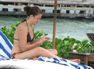 Mandy Moore feet photo thumbnail