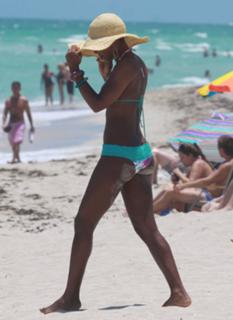 Kelly Rowland feet photo thumbnail