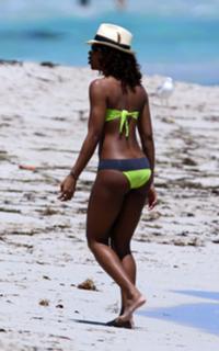 Kelly Rowland feet photo thumbnail