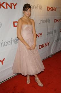 Mandy Moore feet photo thumbnail