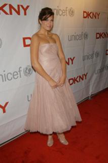 Mandy Moore feet photo thumbnail