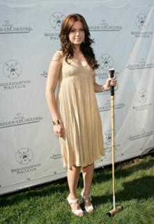 Mandy Moore feet photo thumbnail