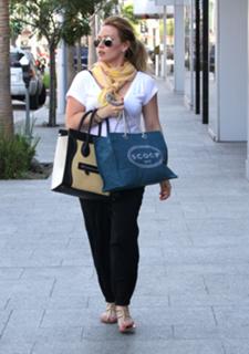 Hilary Duff feet photo thumbnail