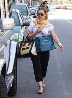 Hilary Duff feet photo thumbnail