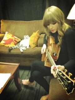 Taylor Swift feet photo thumbnail