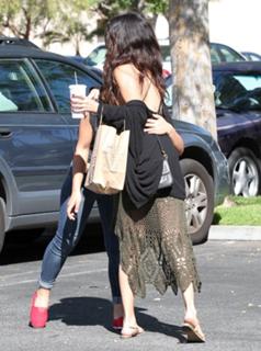 Selena Gomez feet photo thumbnail