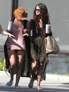 Selena Gomez feet photo thumbnail
