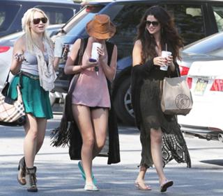 Selena Gomez feet photo thumbnail