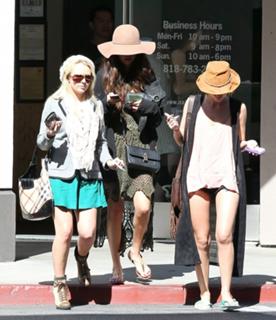 Selena Gomez feet photo thumbnail