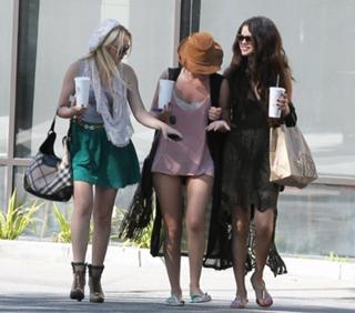 Selena Gomez feet photo thumbnail