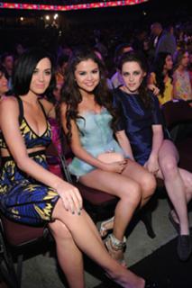 Selena Gomez feet photo thumbnail
