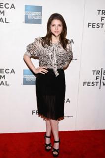 Anna Kendrick feet photo thumbnail