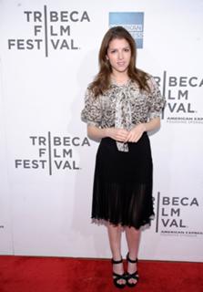 Anna Kendrick feet photo thumbnail