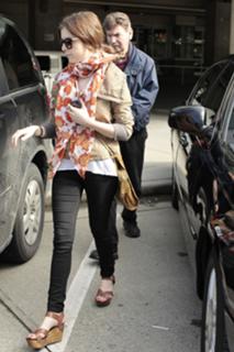 Anna Kendrick feet photo thumbnail