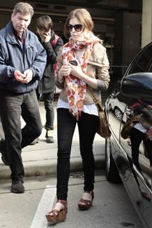 Anna Kendrick feet photo thumbnail