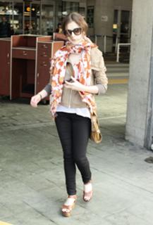Anna Kendrick feet photo thumbnail