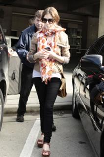 Anna Kendrick feet photo thumbnail