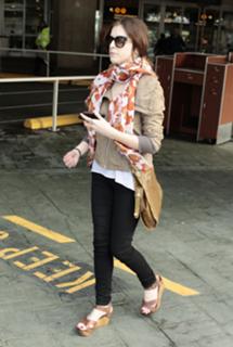 Anna Kendrick feet photo thumbnail