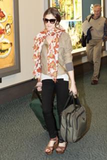 Anna Kendrick feet photo thumbnail