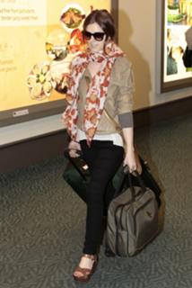 Anna Kendrick feet photo thumbnail
