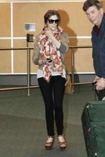Anna Kendrick feet photo thumbnail