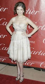 Anna Kendrick feet photo thumbnail