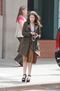 Anna Kendrick feet photo thumbnail