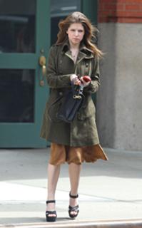 Anna Kendrick feet photo thumbnail