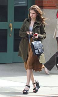 Anna Kendrick feet photo thumbnail