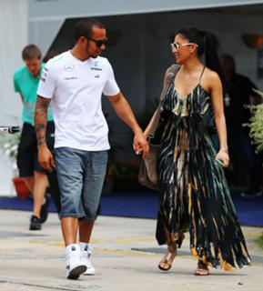 Nicole Scherzinger feet photo thumbnail