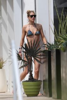 Doutzen Kroes feet photo thumbnail