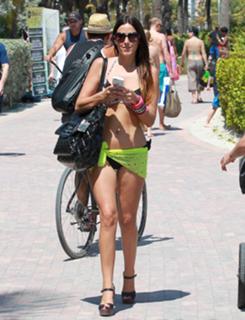 Claudia Romani feet photo thumbnail