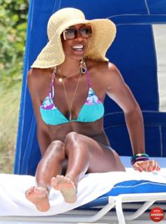 Kelly Rowland feet photo thumbnail