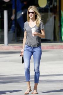 Rosie Huntington-Whiteley feet photo thumbnail