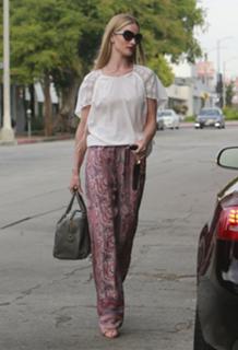 Rosie Huntington-Whiteley feet photo thumbnail