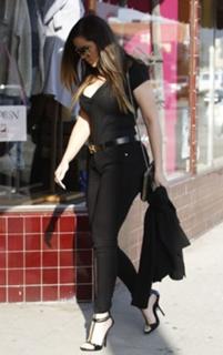 Khloé Kardashian feet photo thumbnail