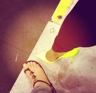 Khloé Kardashian feet photo thumbnail