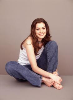 Anne Hathaway feet photo thumbnail