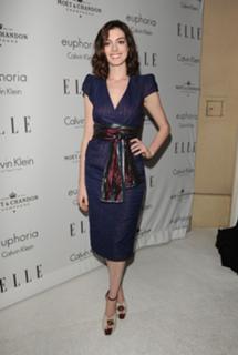 Anne Hathaway feet photo thumbnail