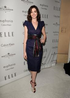 Anne Hathaway feet photo thumbnail