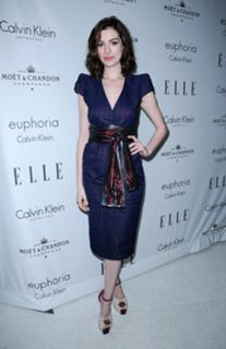 Anne Hathaway feet photo thumbnail