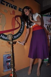 Sonam Kapoor feet photo thumbnail