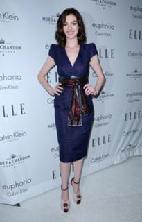 Anne Hathaway feet photo thumbnail