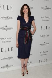 Anne Hathaway feet photo thumbnail