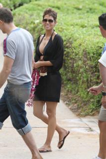 Halle Berry feet photo thumbnail