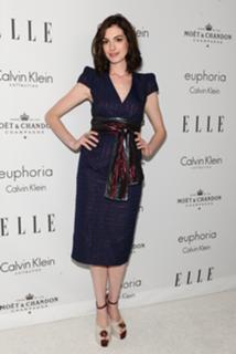 Anne Hathaway feet photo thumbnail