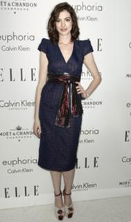 Anne Hathaway feet photo thumbnail