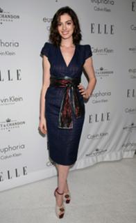 Anne Hathaway feet photo thumbnail