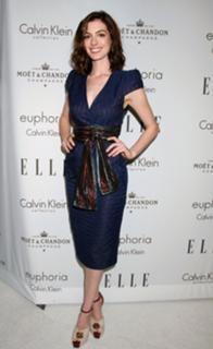 Anne Hathaway feet photo thumbnail